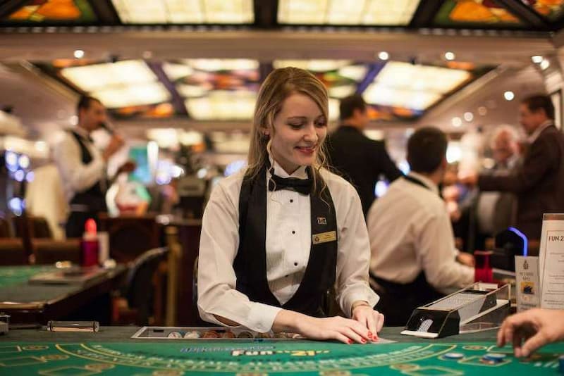 Dealer giỏi còn là người biết làm chủ cảm xúc và tương tác tốt trên bàn chơi